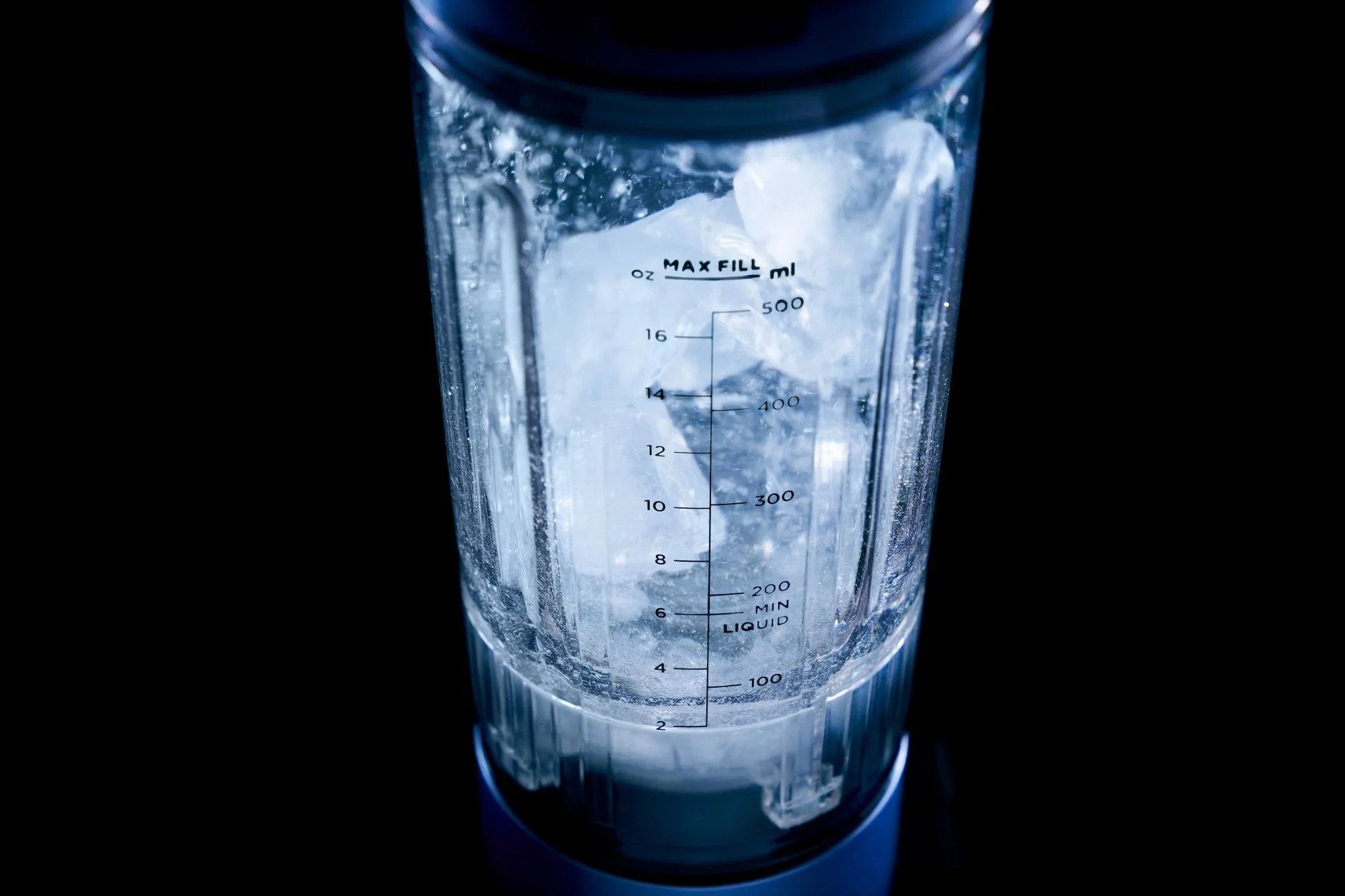 氷が満たされたブレンダー容器