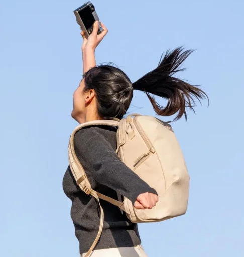 カメラを構える女性とOneGo Liteバックパック