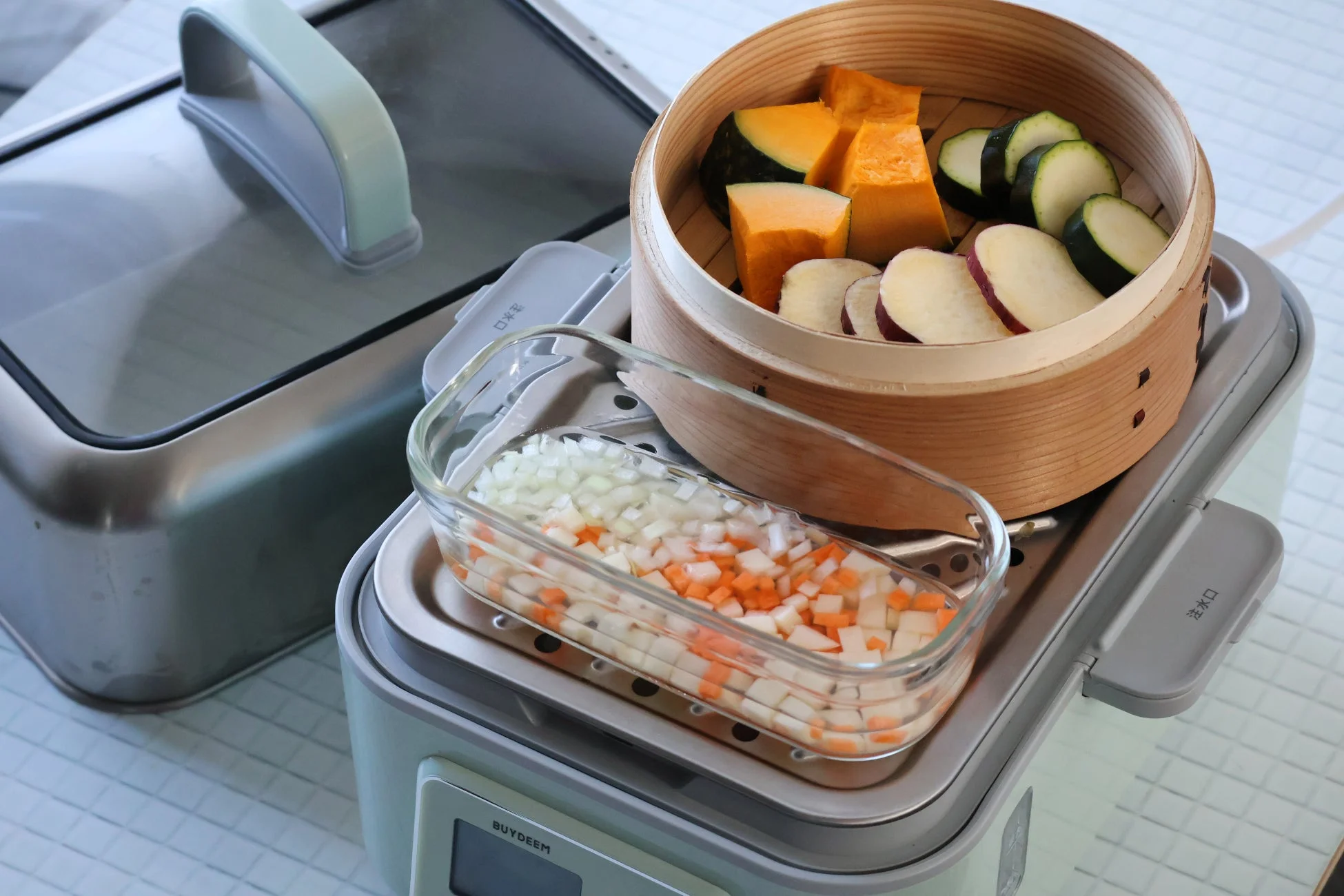 蒸し器に野菜をセットする様子