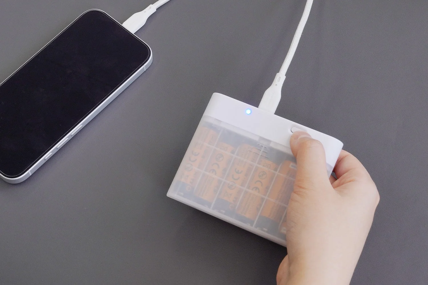 オウルテック、乾電池でスマートフォンを充電できる非常用モバイルバッテリー『OWL-DB6C1A1-WH』を新発売