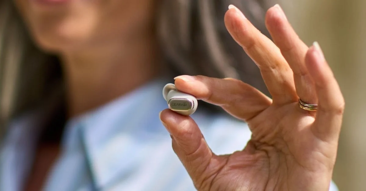 イヤホンを持つ女性の手