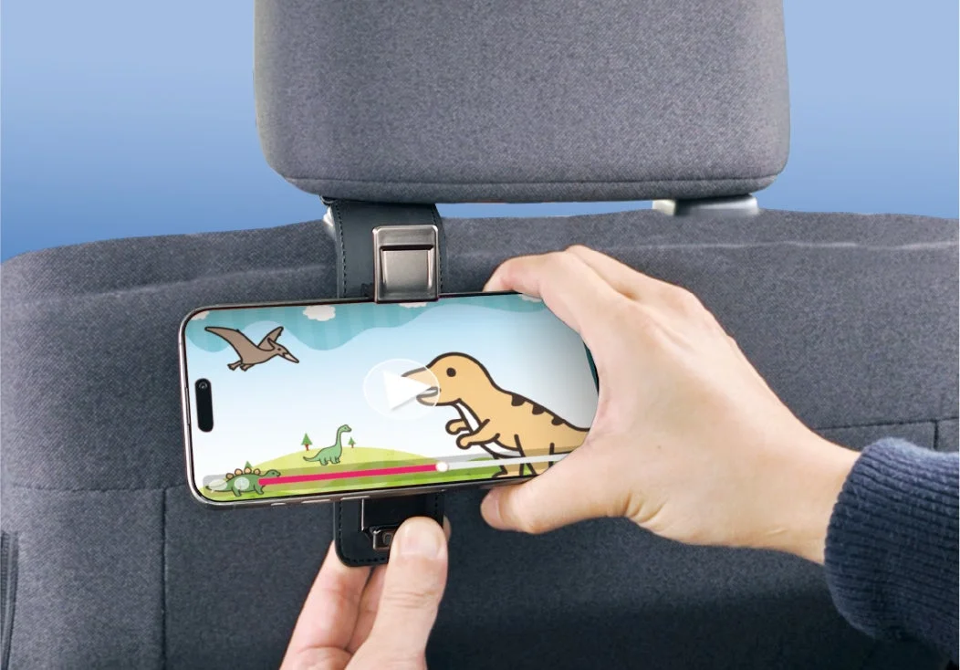 車のヘッドレストにスマートフォンが取り付けられている様子