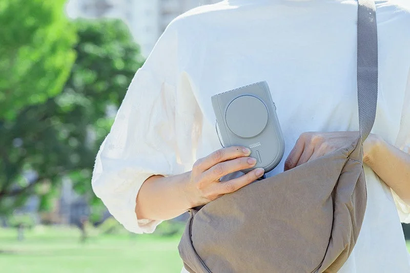 ポータブルファンをバッグから出す様子