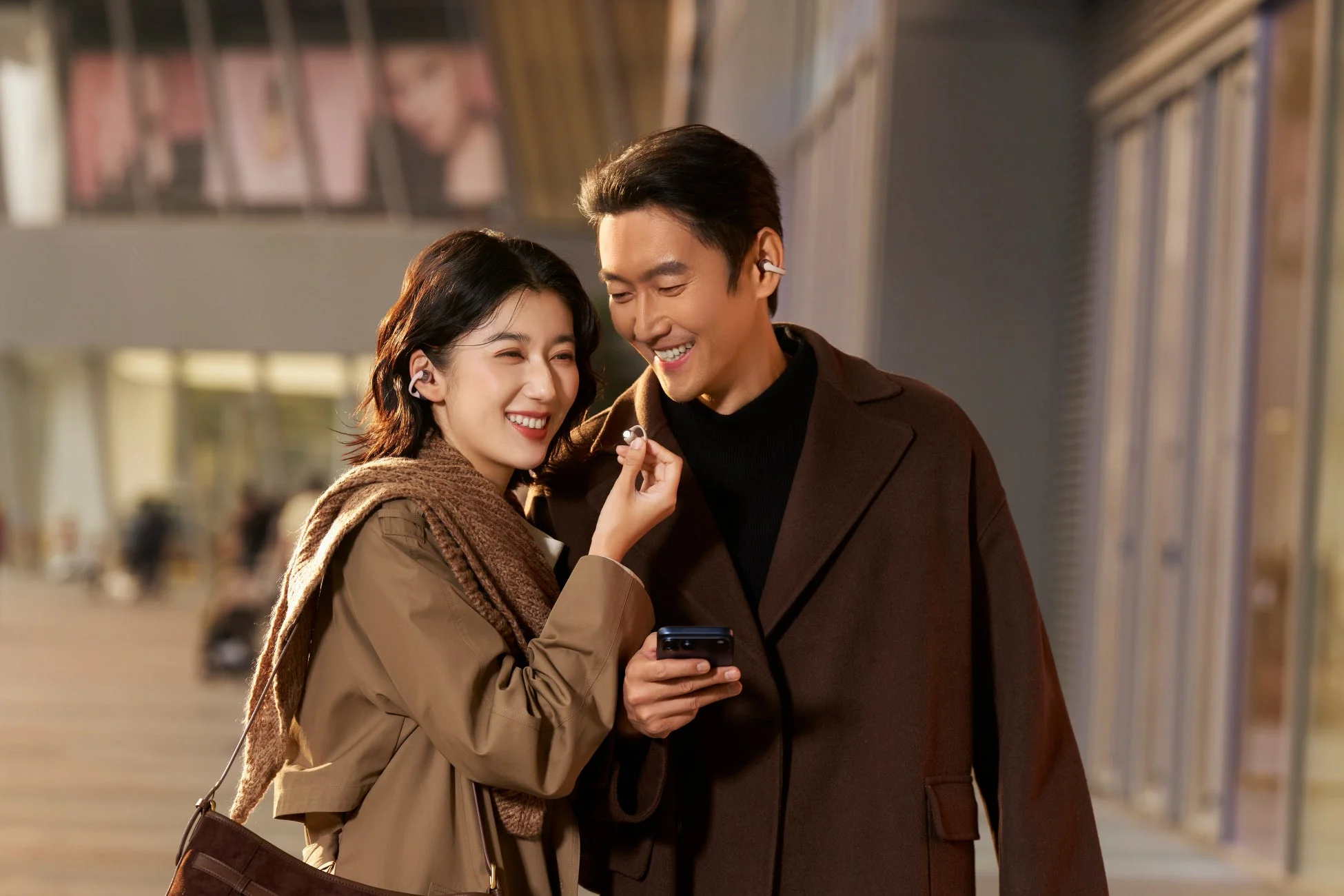 イヤホンを装着したカップル