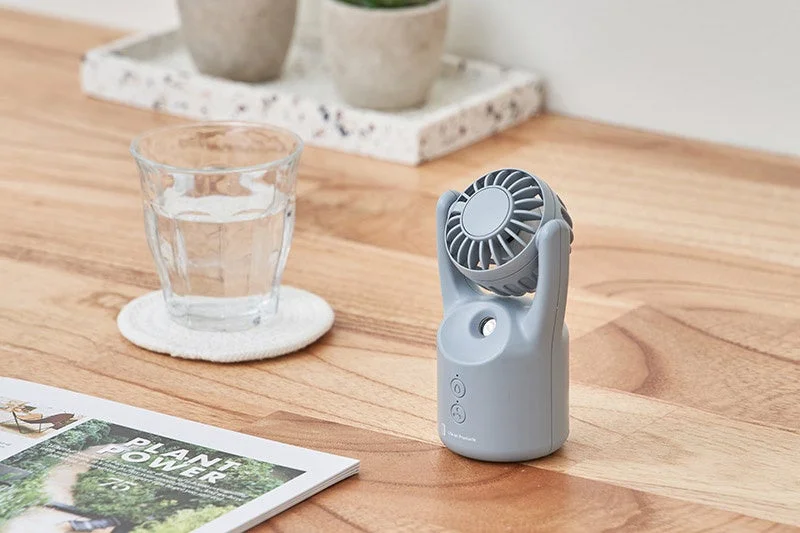 ポータブル扇風機、卓上扇風機、加湿器、夏、涼しい、水分補給、木目、ライフスタイル、インテリア、デスク周り、グラス、雑誌