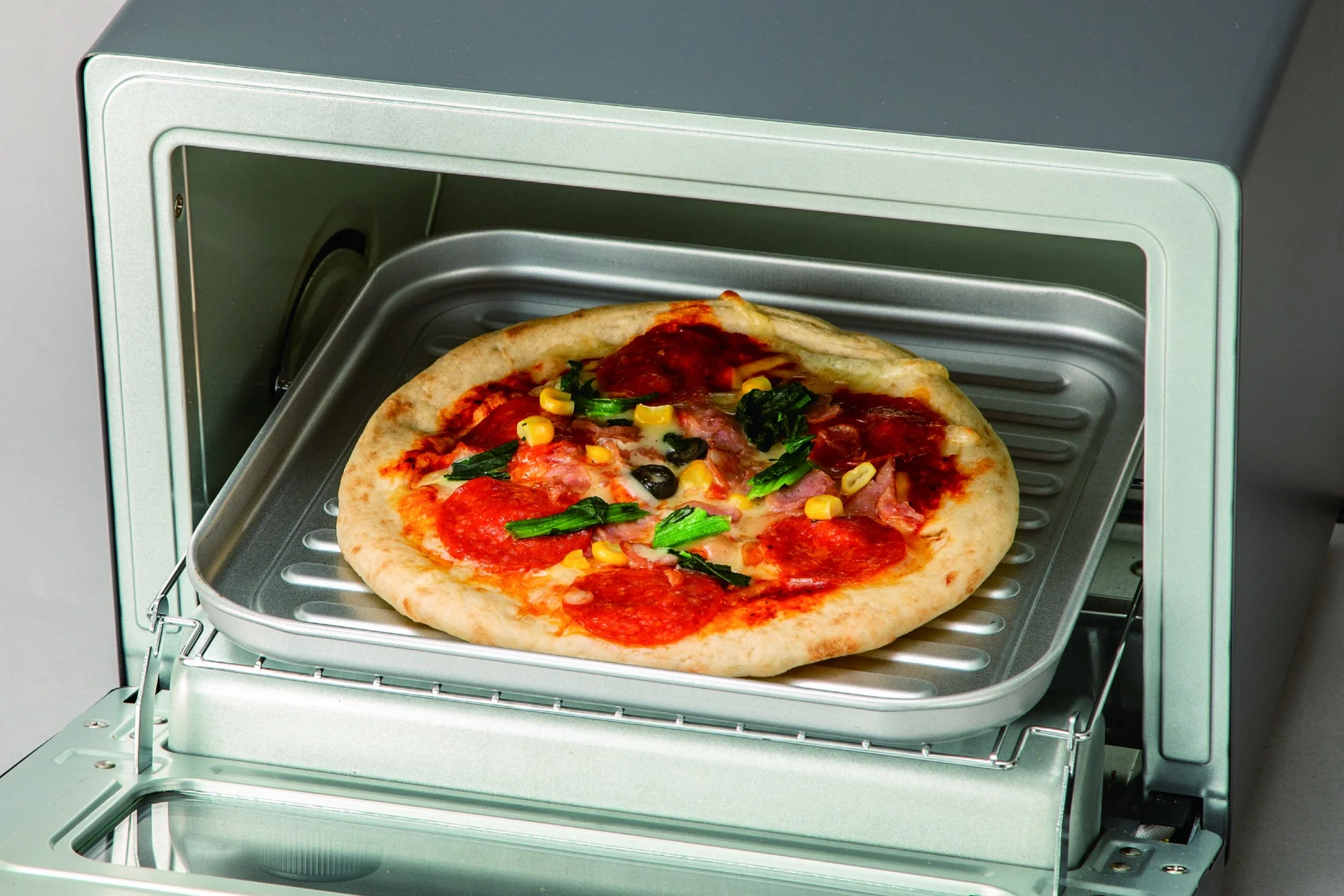 トースターで焼かれるピザ