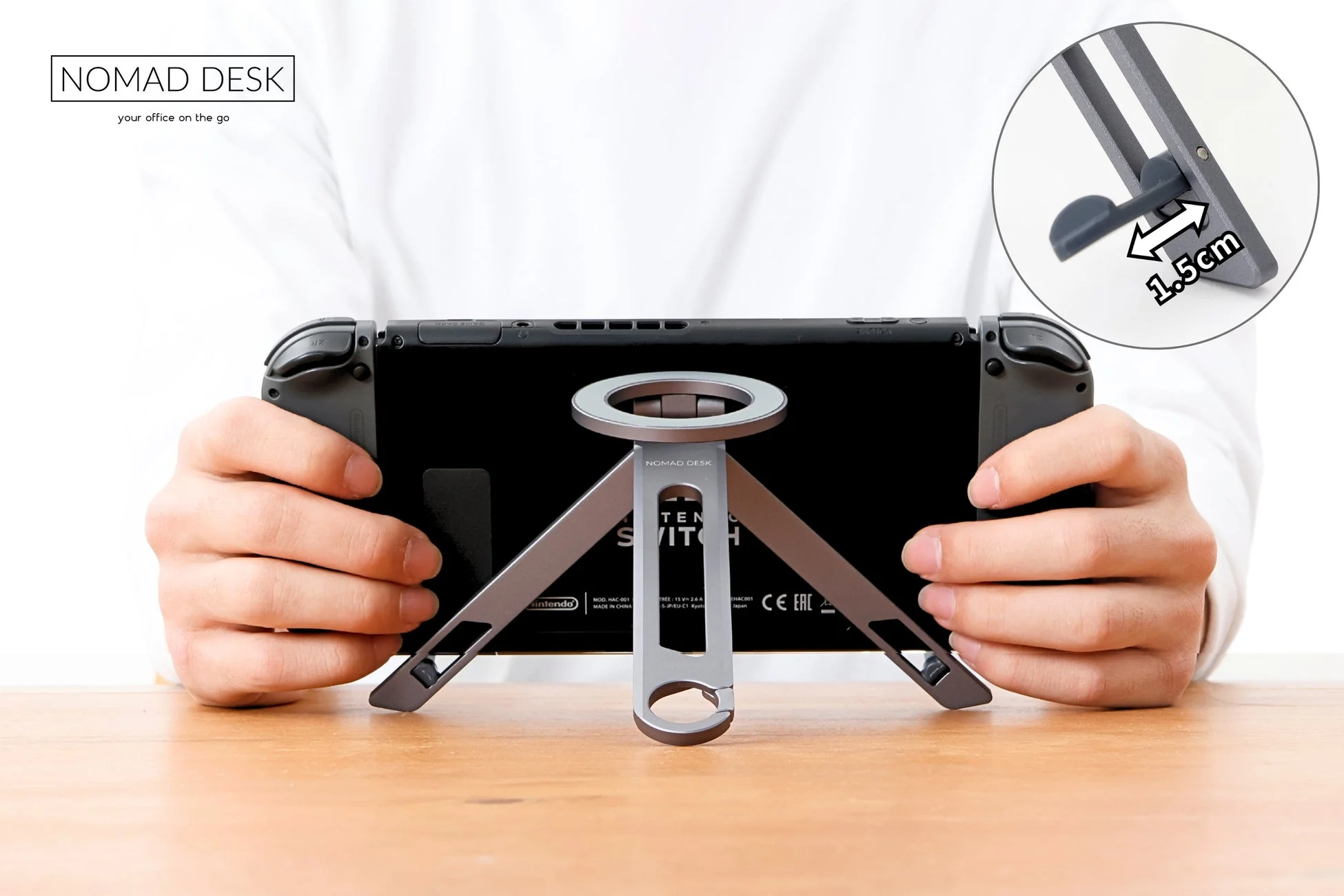 クレードルにNintendo Switchを設置した様子