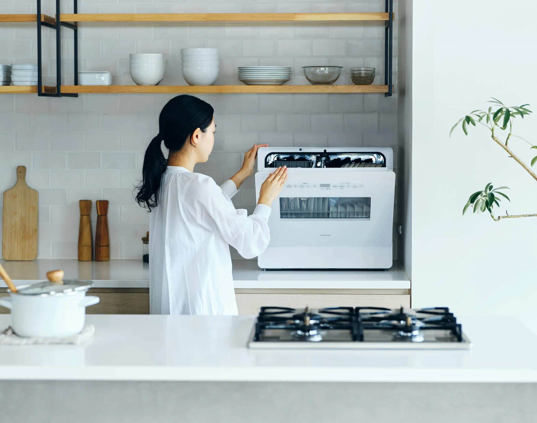 シロカ、食器点数増量＆設置スペース20%削減の自動給水式食洗機をリニューアル発売