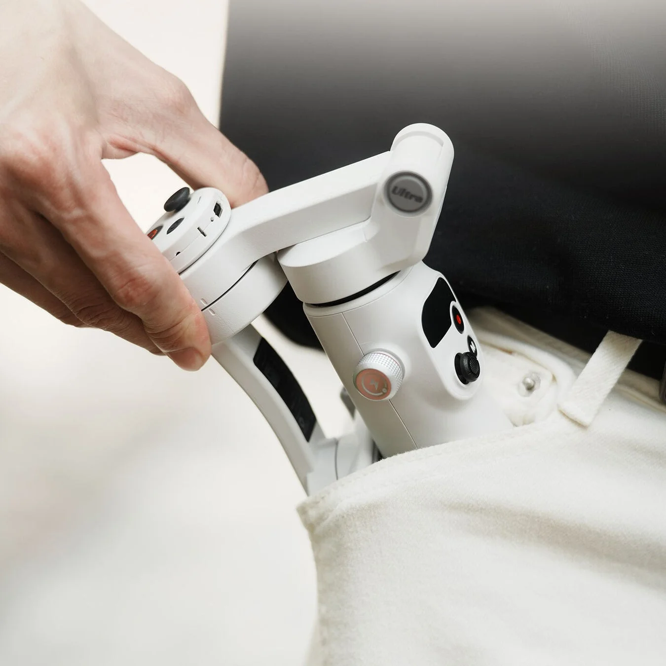 コンパクトな折りたたみ設計と高耐久仕上げ