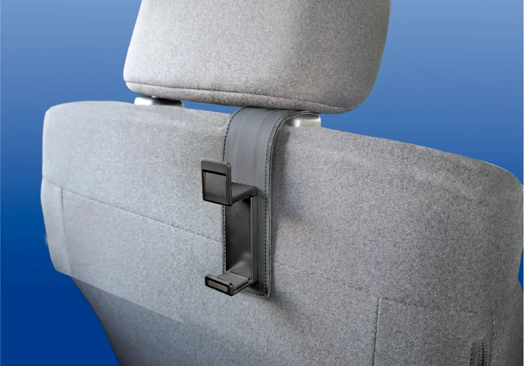 車のシートにフックが取り付けられている様子