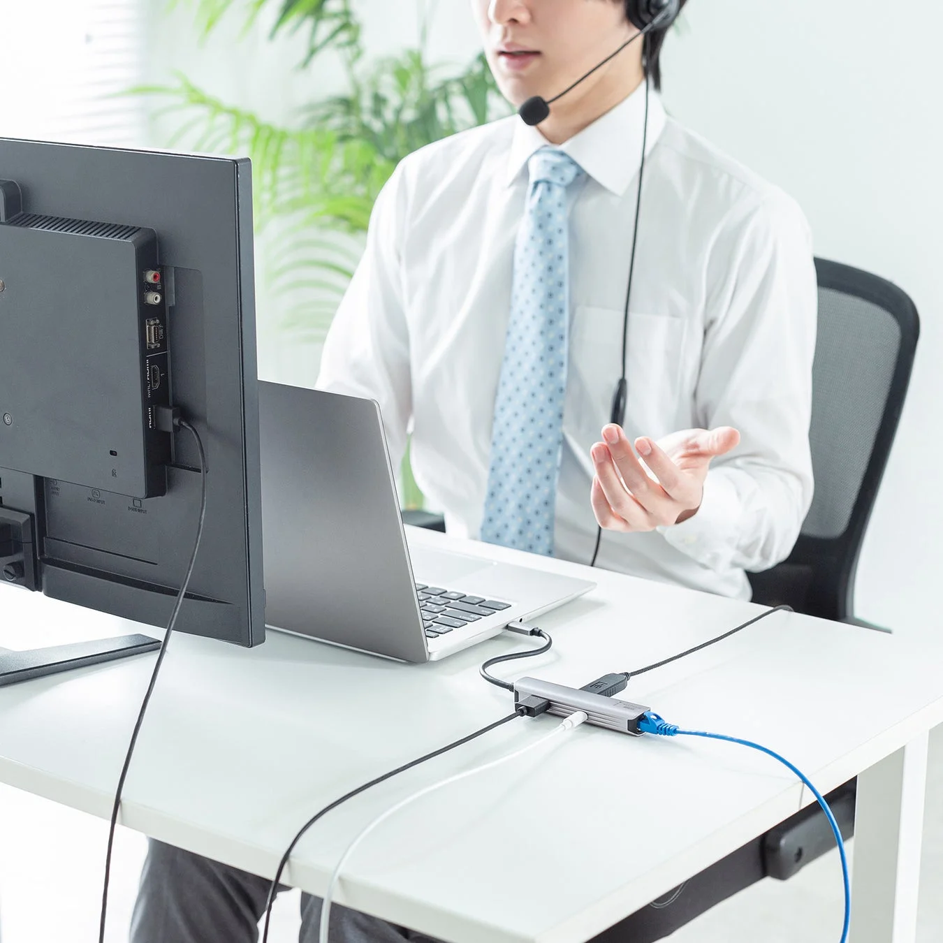 オンライン会議中のビジネスパーソン