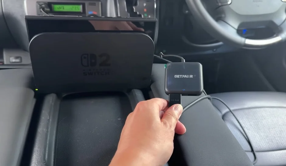 車内でNintendo Switchを接続している様子