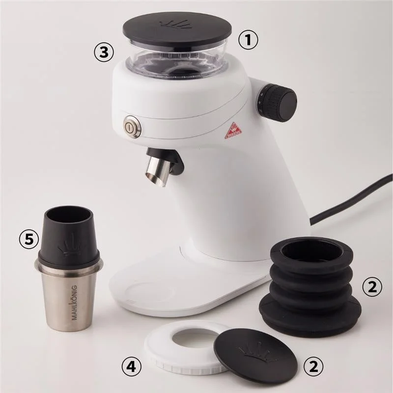 白いコーヒーグラインダー本体と、ホッパー、粉受けカップ、その他の付属品が分解された状態で白い背景に並べられています。MAHLKÖNIGのロゴが見えます。