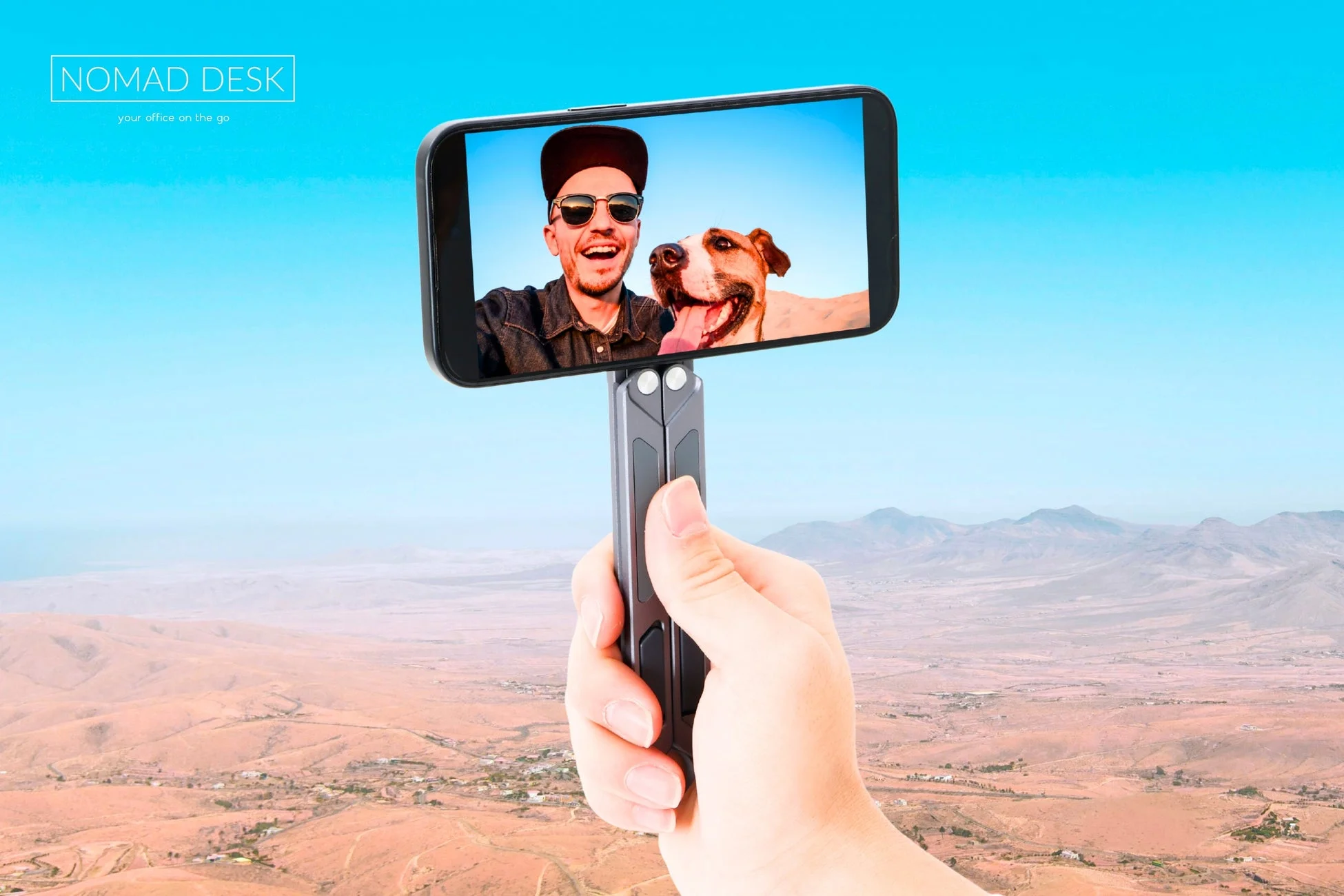 旅先で自撮りをする男性と犬