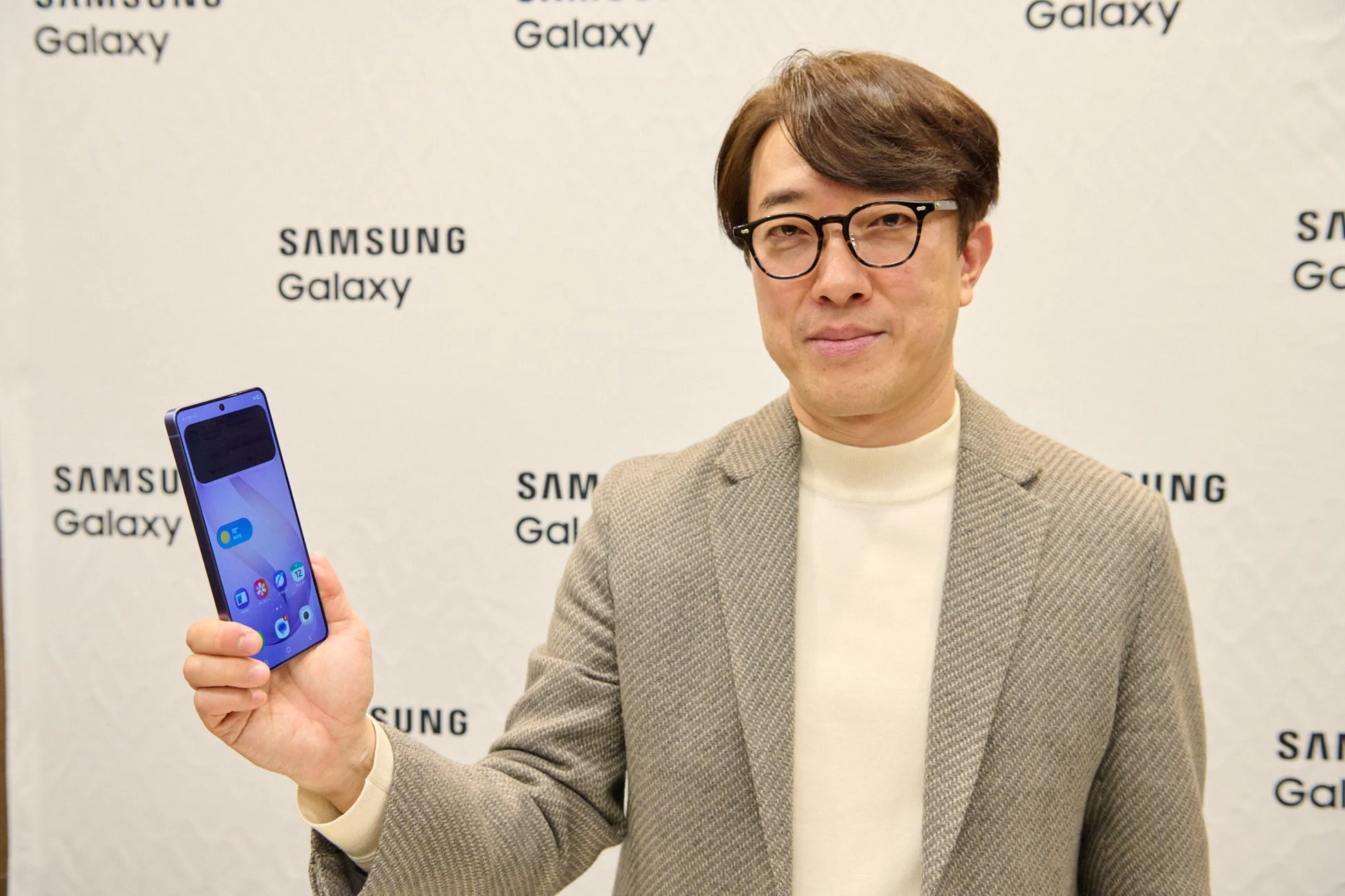 Samsung Galaxyスマートフォンを手にする男性