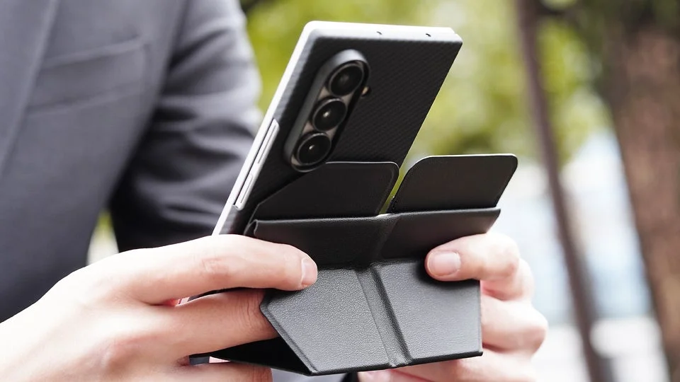 屋外で両手持ち