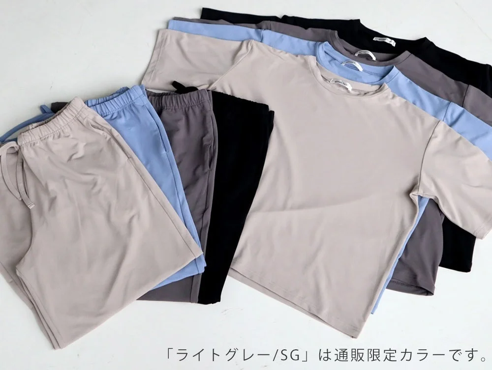 ライトグレー、ライトブルー、ダークグレー、ブラックなどのTシャツとショートパンツが複数色展開で並べられています