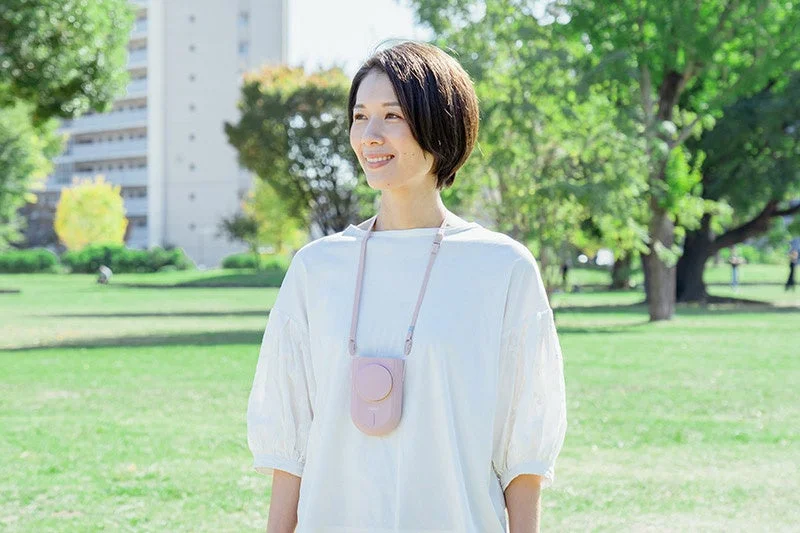 首掛け扇風機を使う女性