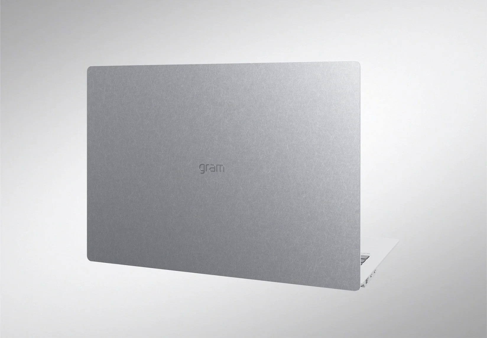 銀色のノートパソコンの背面