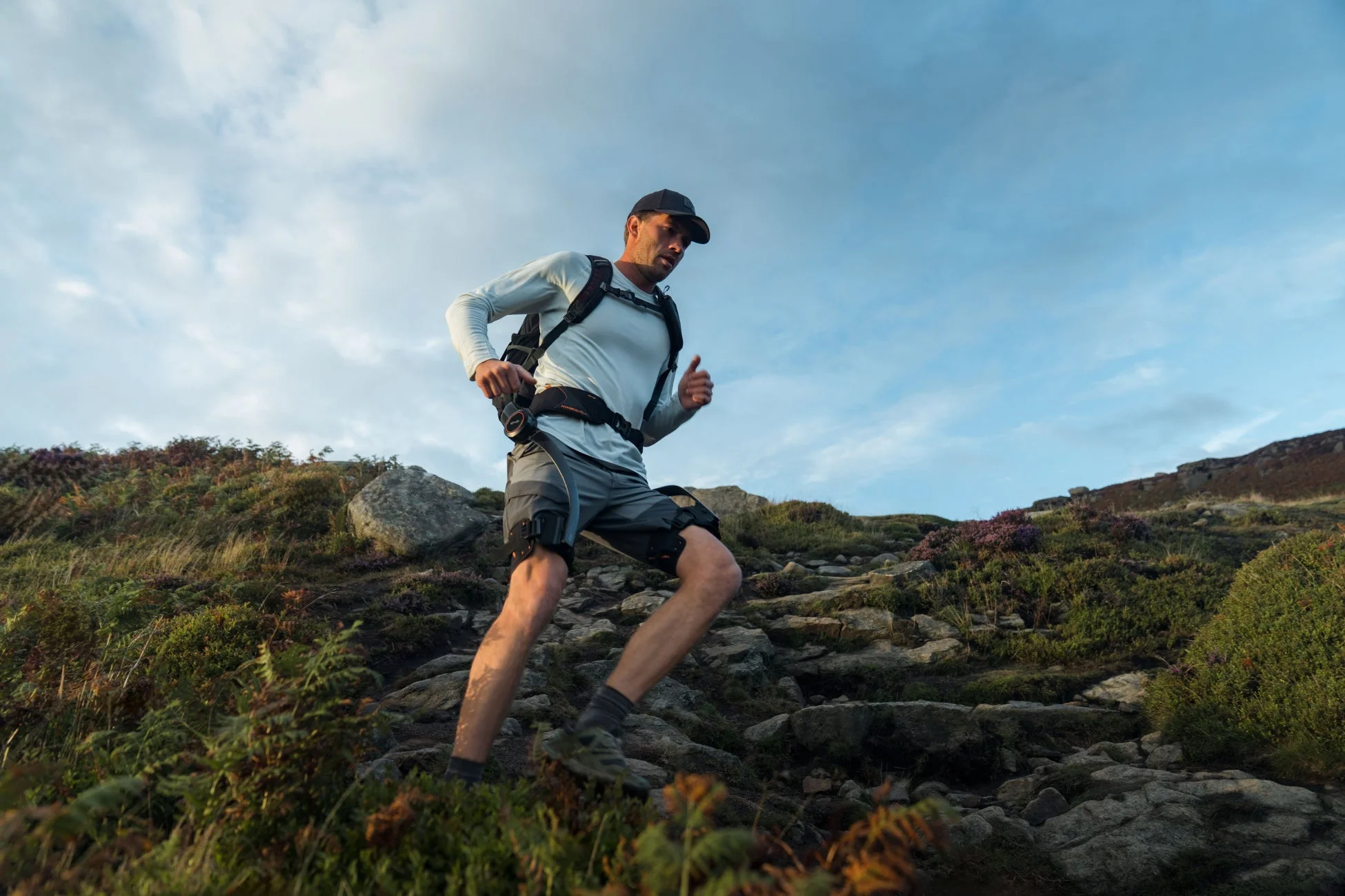 男性が山道を登っている様子