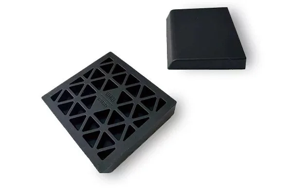 白い背景に、三角形のグリッドパターンがある黒い正方形の物体と、シンプルな黒い長方形のブロックが置かれている