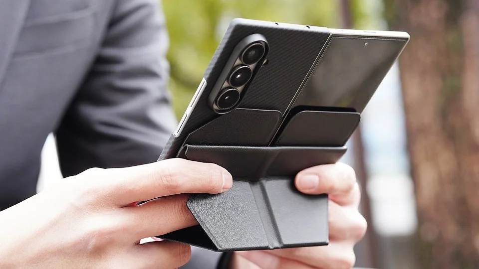 両手で持つビジネスマンのイメージ