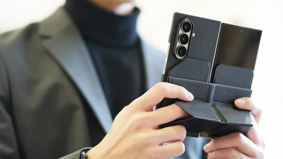 折りたたみスマホに最適！MagSafe対応グリップスタンド「Butterfly HOLD」予約販売開始