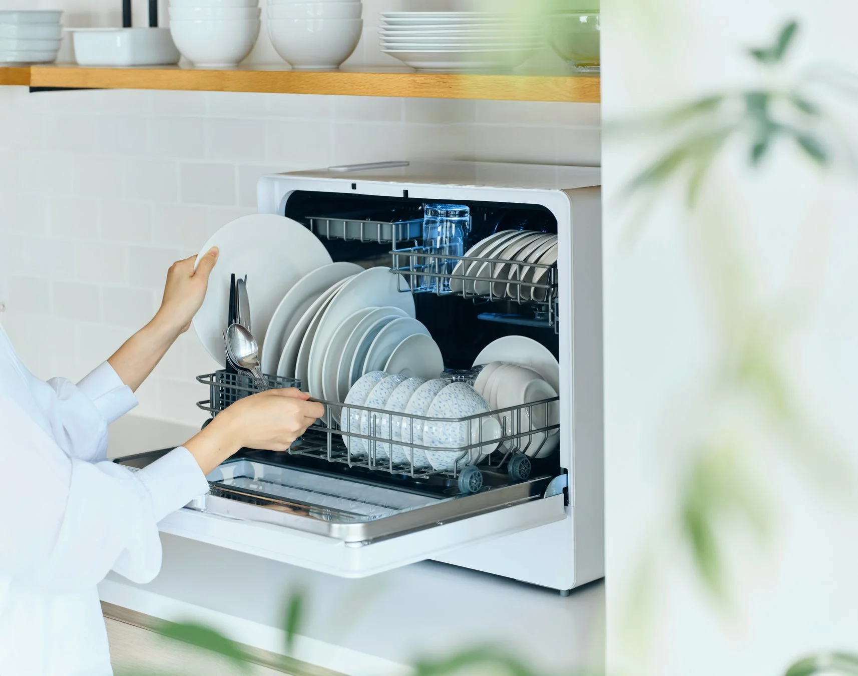 女性が食器をセットする様子