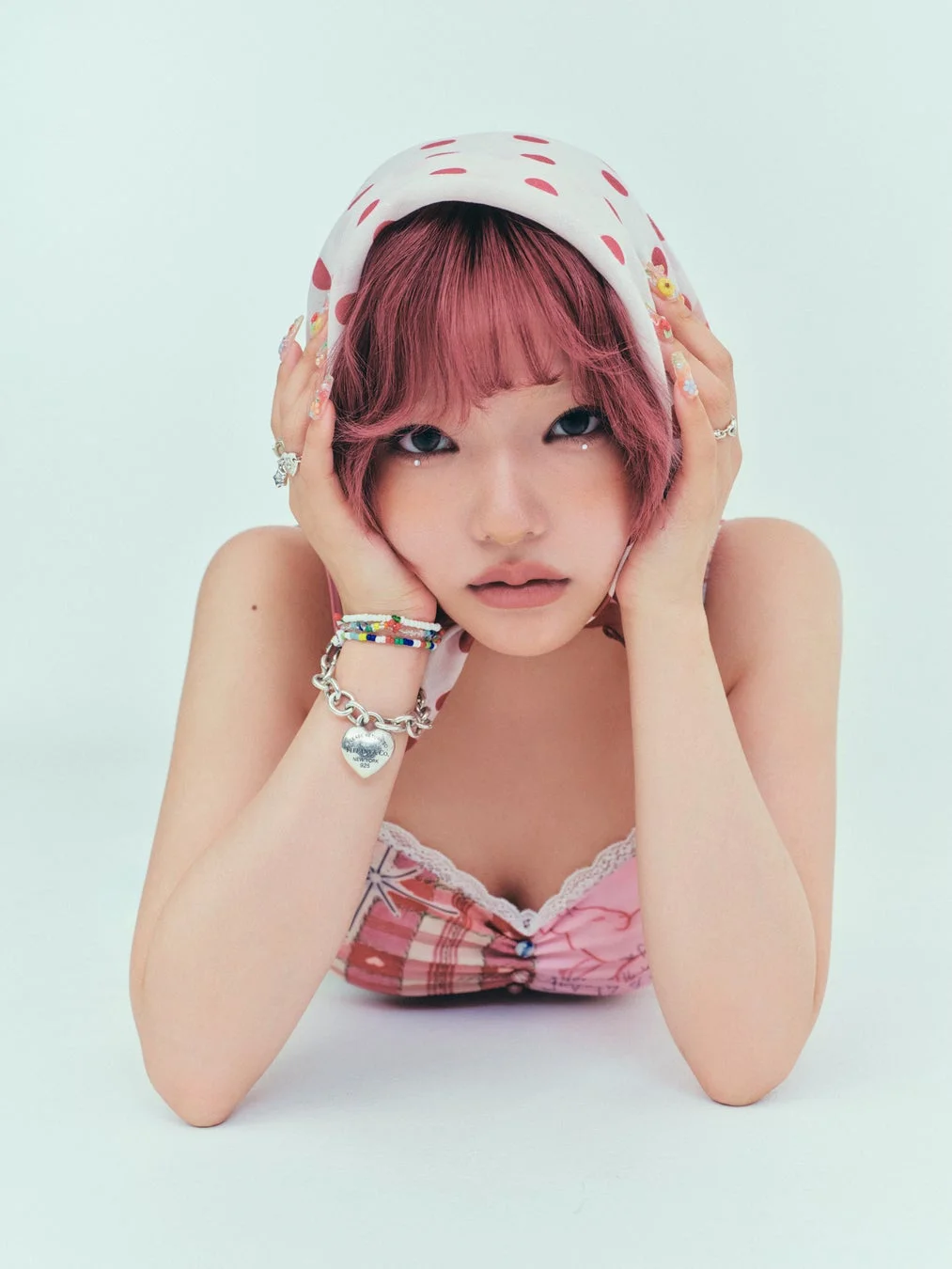 女性,ポートレート,ピンク髪,スカーフ,ファッション,アクセサリー,カラフルネイル,スタジオ撮影,かわいい,若者,カラーメイク,Y2Kファッション