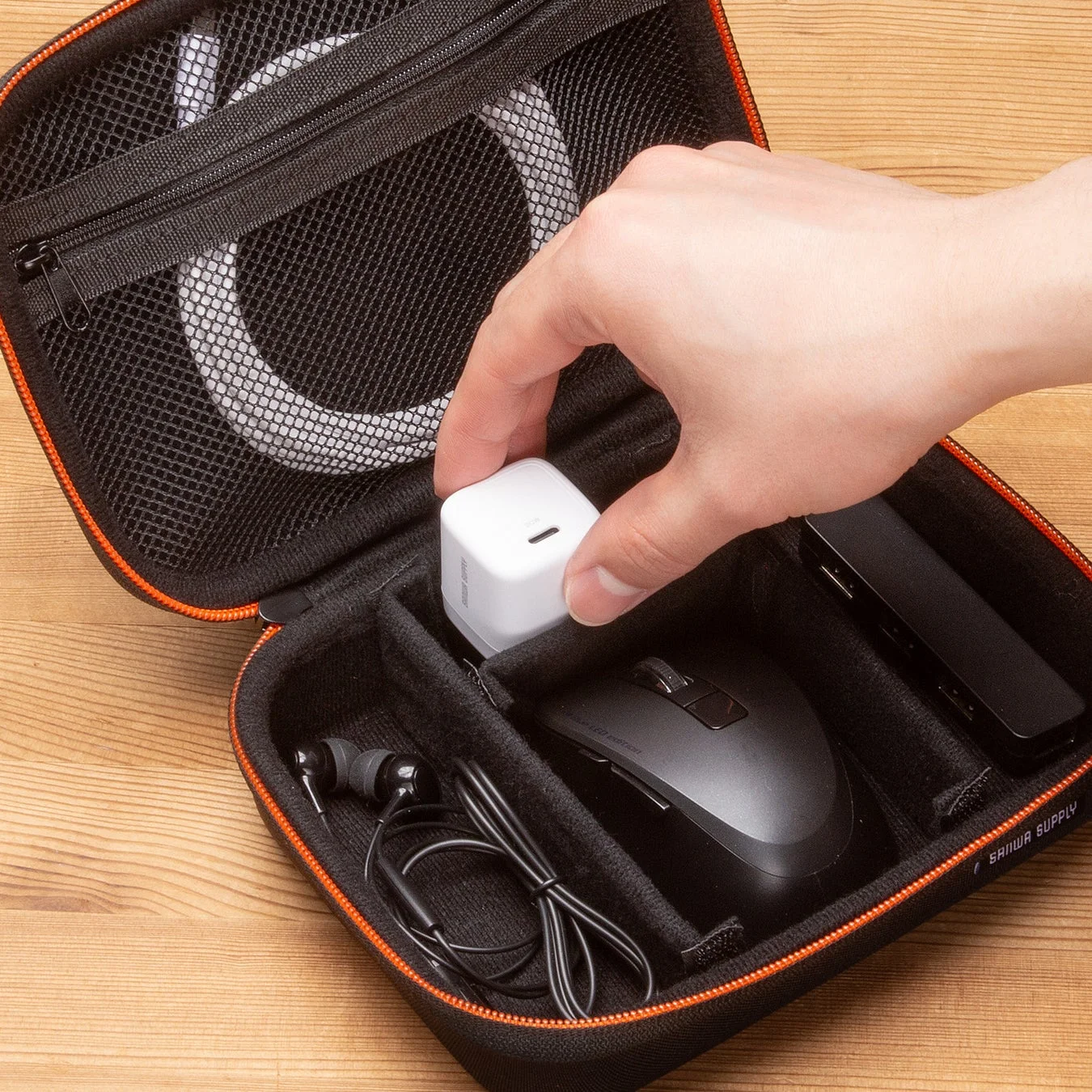 収納できるスイングプラグ