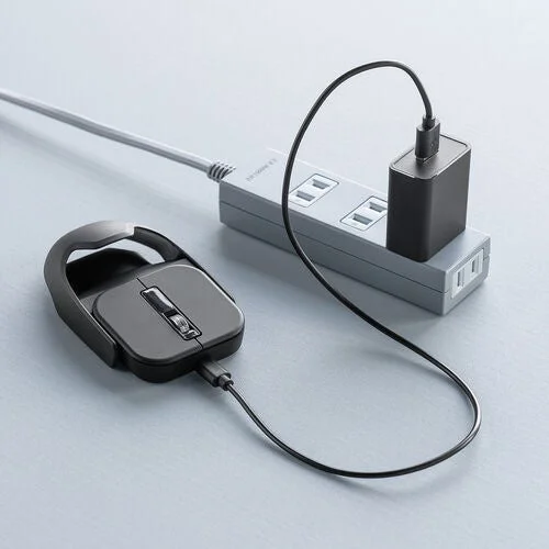 電源タップに接続されたUSB充電器で充電中のマウス