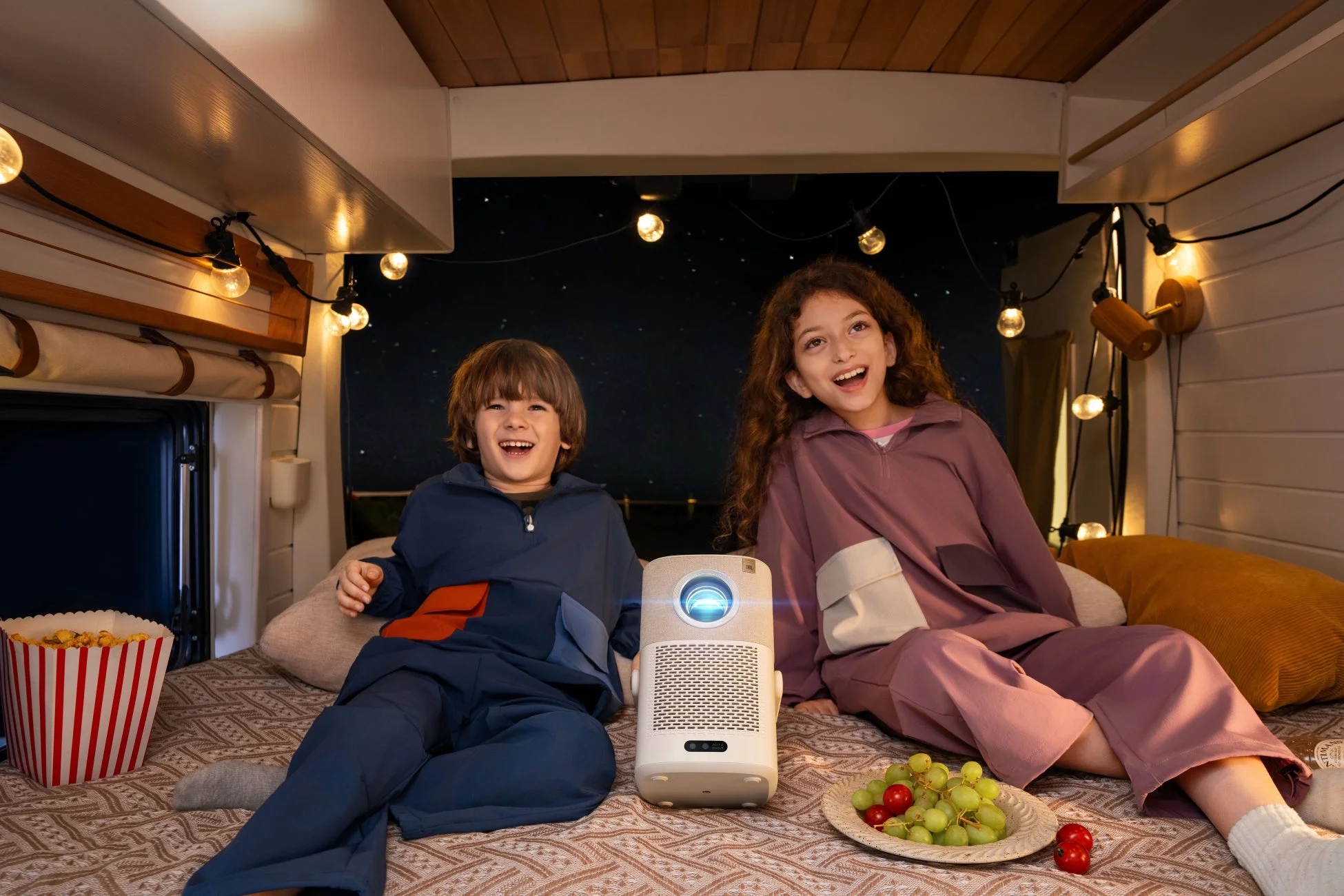 子供たちがプロジェクターで楽しむ様子