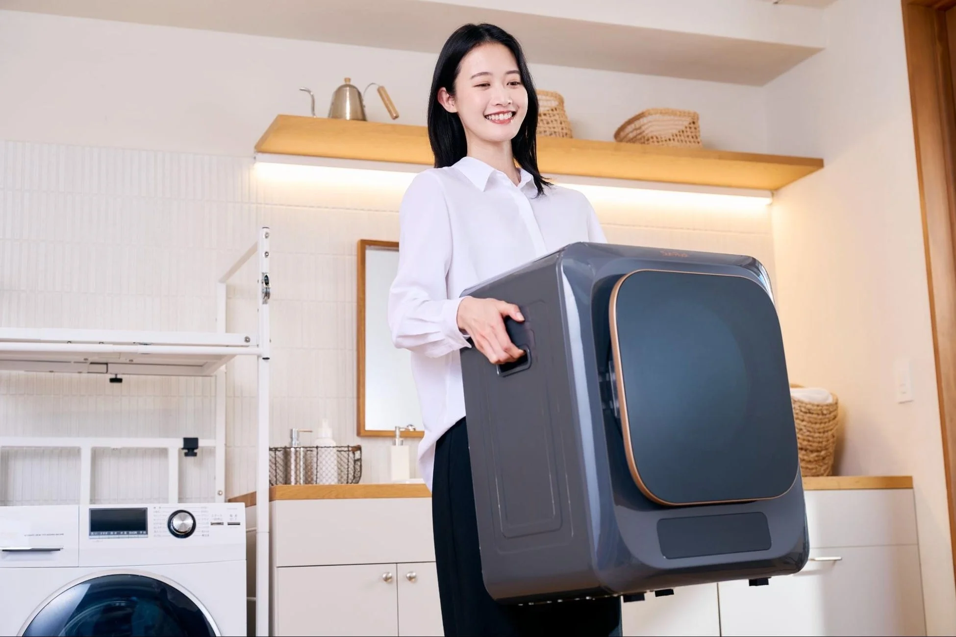 笑顔の女性が家電を運ぶ