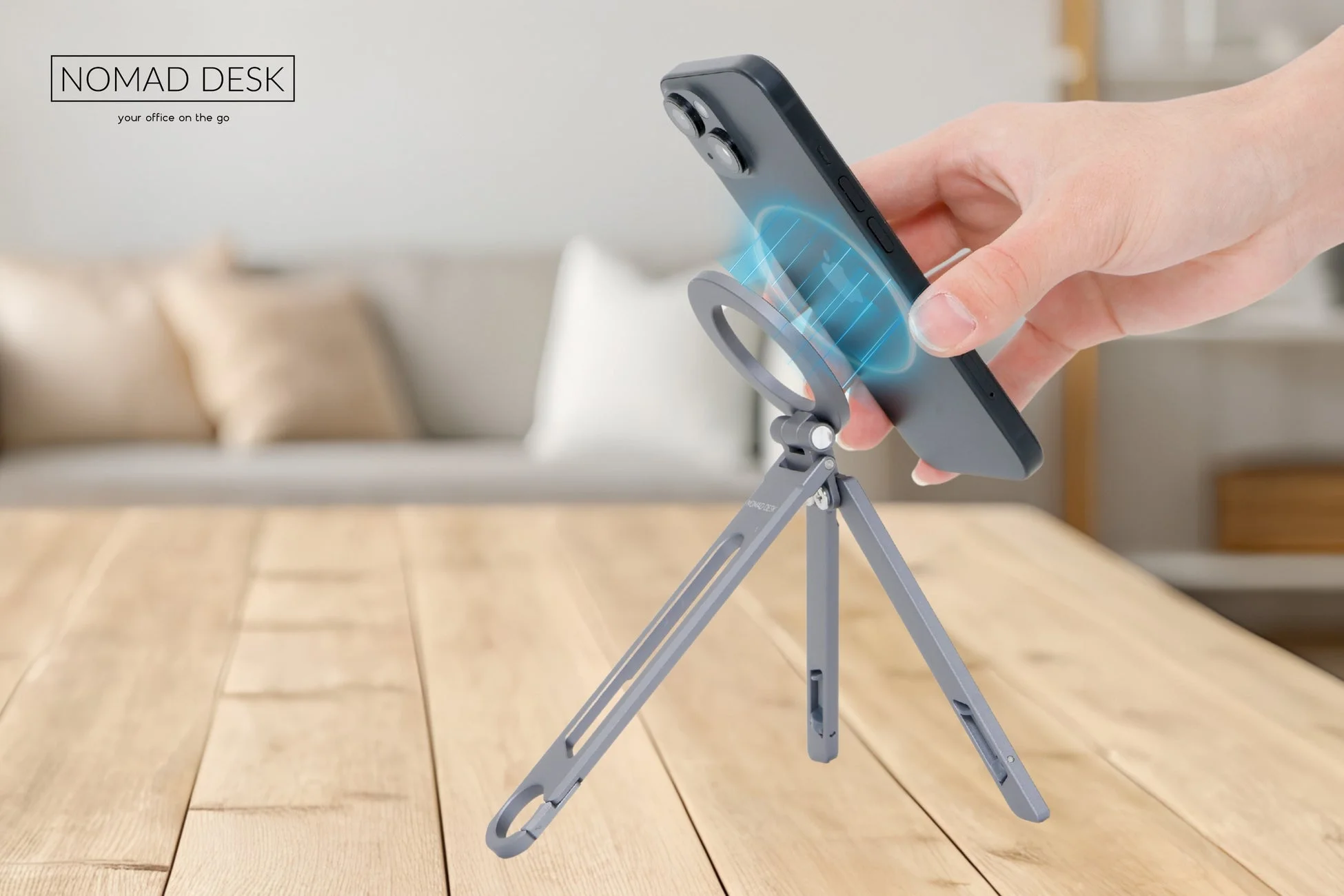 MagSafeでスマートフォンを固定する様子