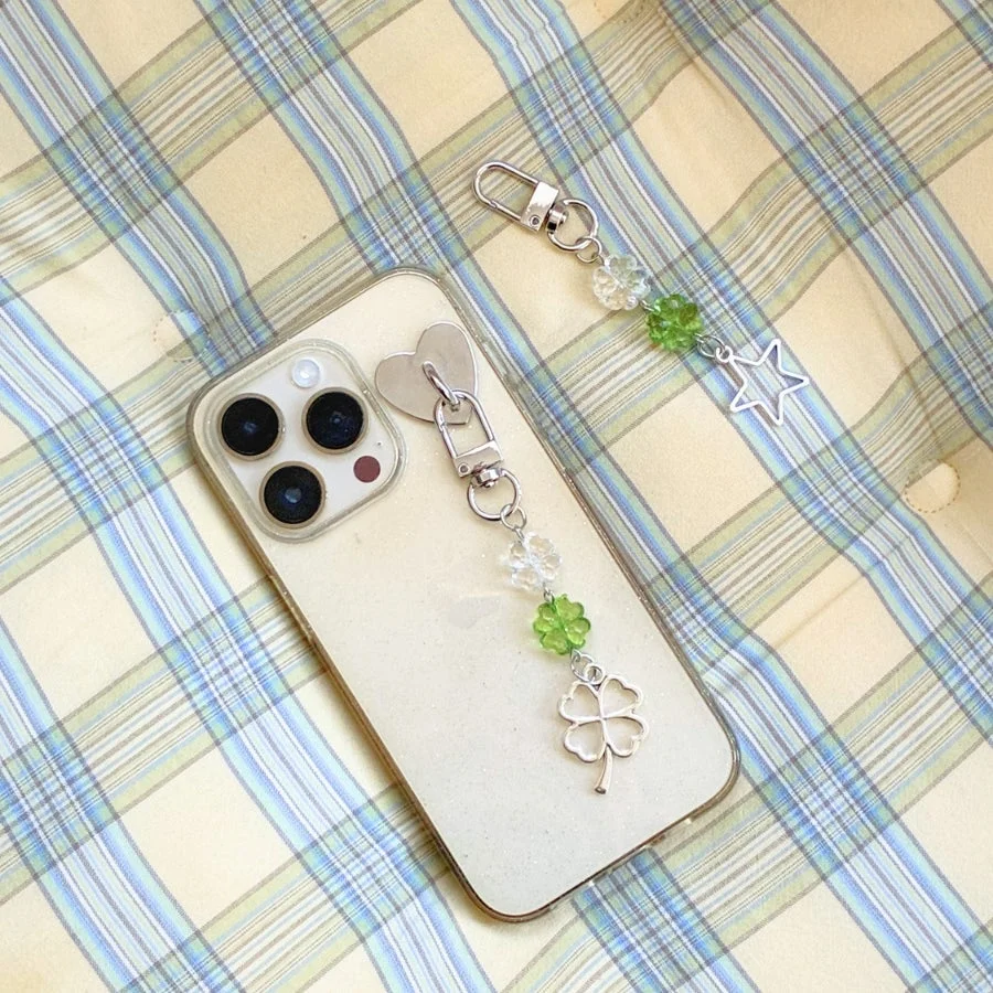 スマートフォンに付けられたクローバーチャーム