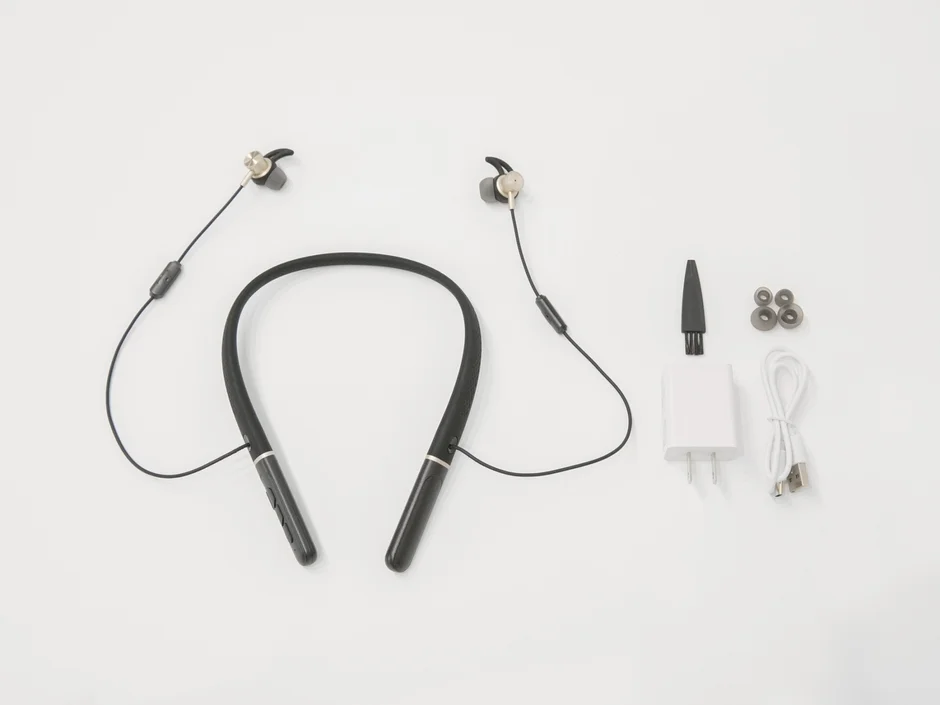 ワイヤレスイヤホン本体と付属品