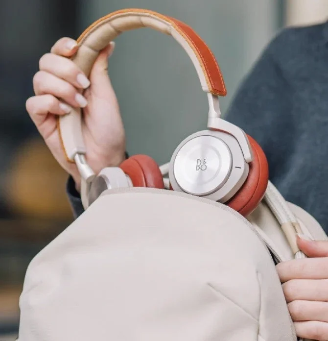 トップアクセスでヘッドホンを取り出す様子