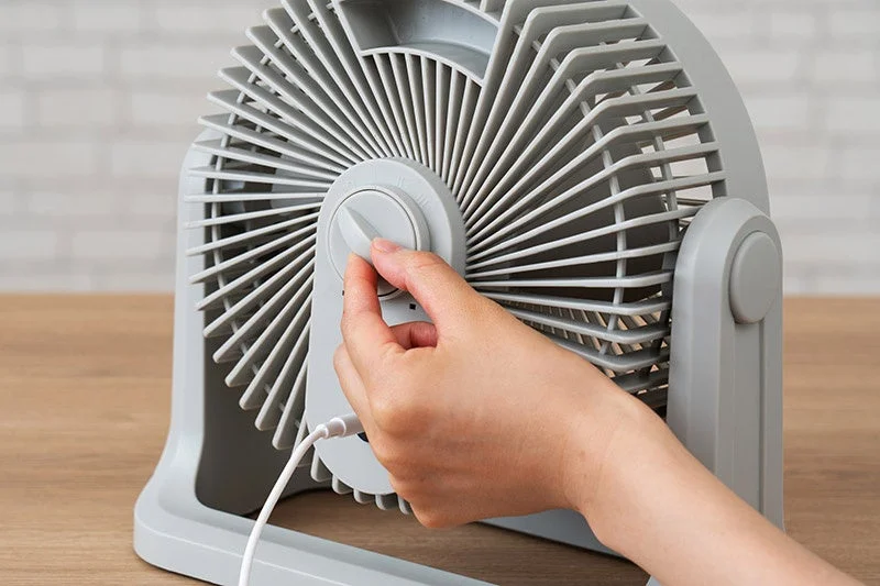 扇風機,デスクファン,USBファン,家電,調整,手,操作,夏,涼しい,風,グレイ,卓上扇風機