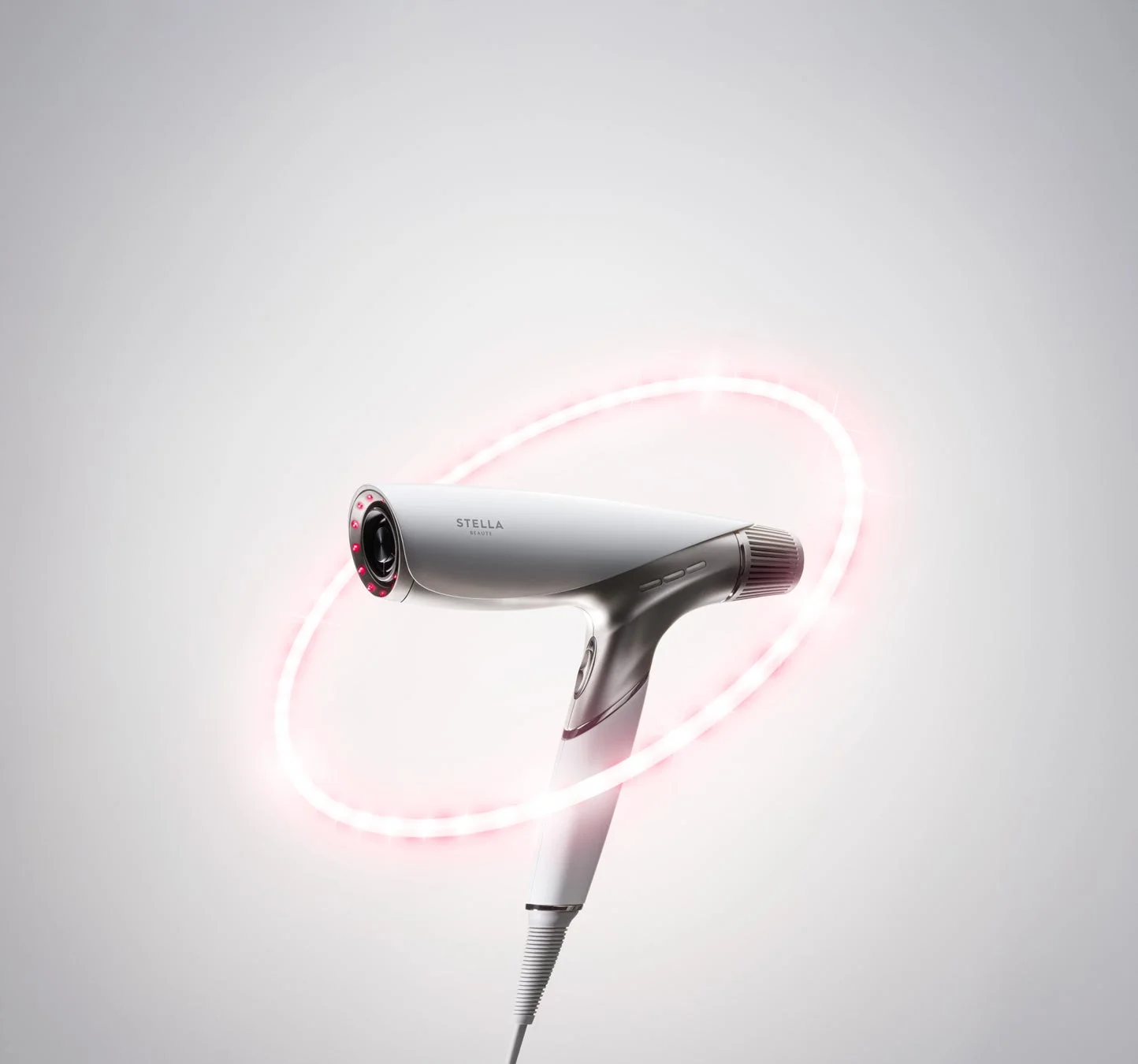 ピンク色の光の輪が特徴的な白いヘアドライヤー