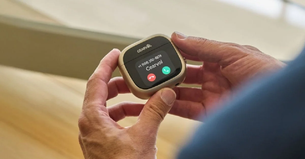 Cearvol Waveの充電ケースを持つ手