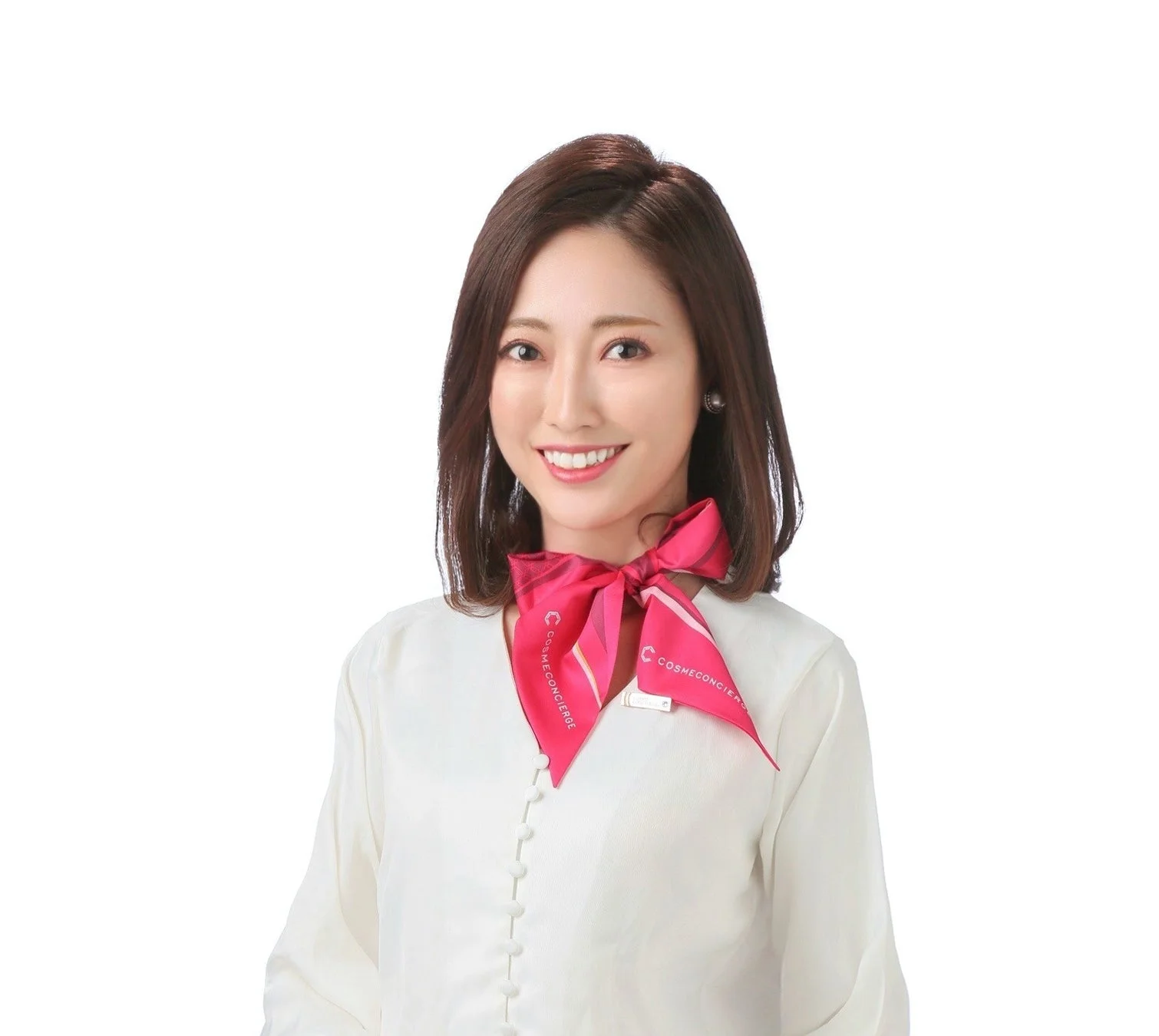 白いシャツにピンクのスカーフを巻いた笑顔の女性
