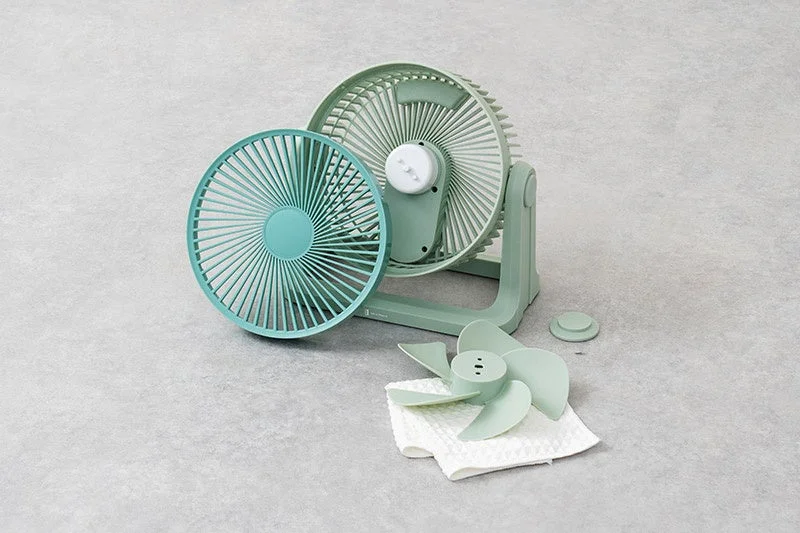 扇風機,分解,掃除,メンテナンス,家電,ミントグリーン,グレー背景,部品,夏支度