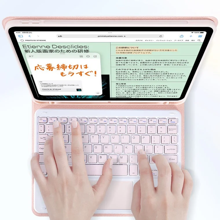 ピンクのキーボード付きiPadで作業する様子