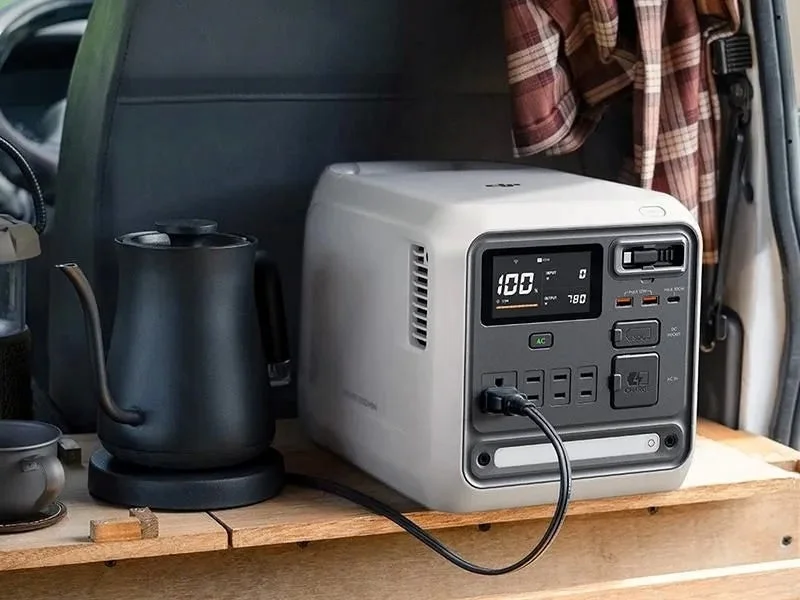 車内でポータブル電源を使って電気ケトルを使用している様子