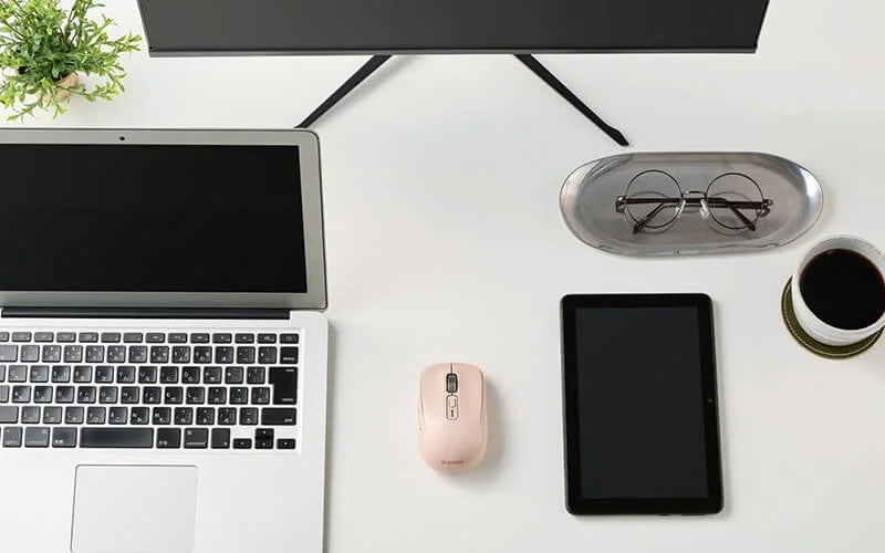 ノートパソコン、タブレット、モニターが並んだデスク