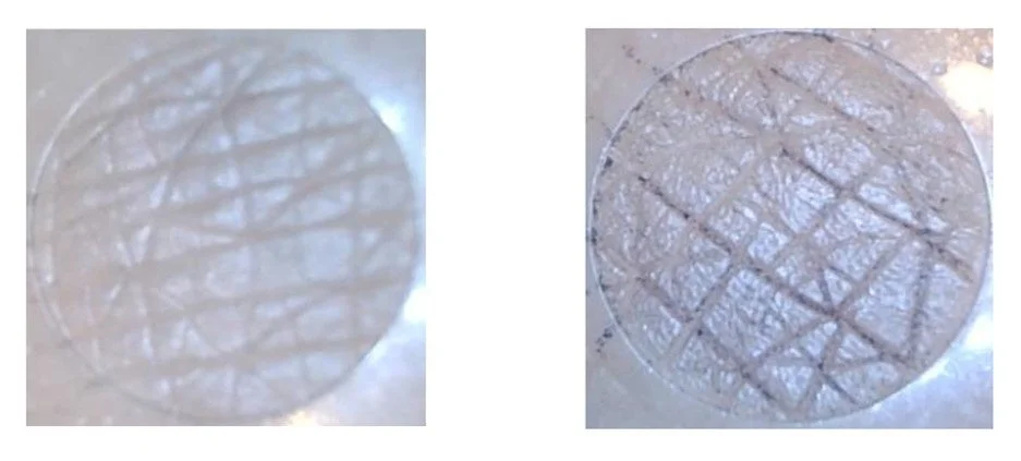 グリッド状のパターンを持つ2つの円形サンプルの比較