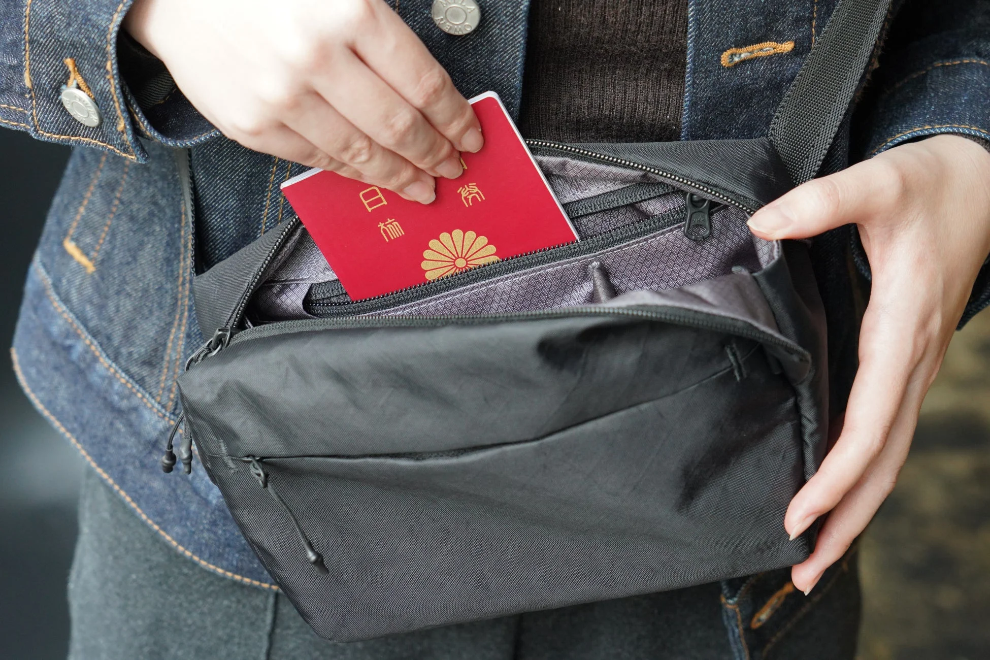 パスポートを収納する様子