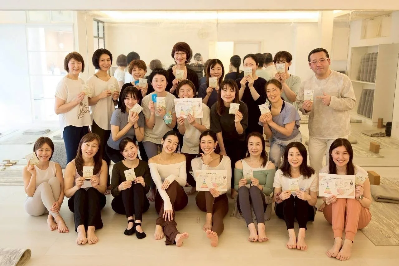 ヨガスタジオで集合写真を撮る参加者たち