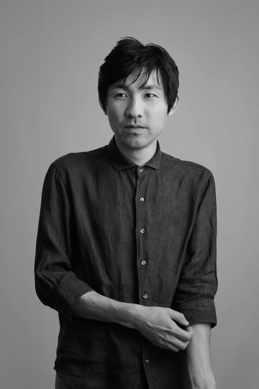 モノクロで撮影されたアジア人男性のポートレートです。