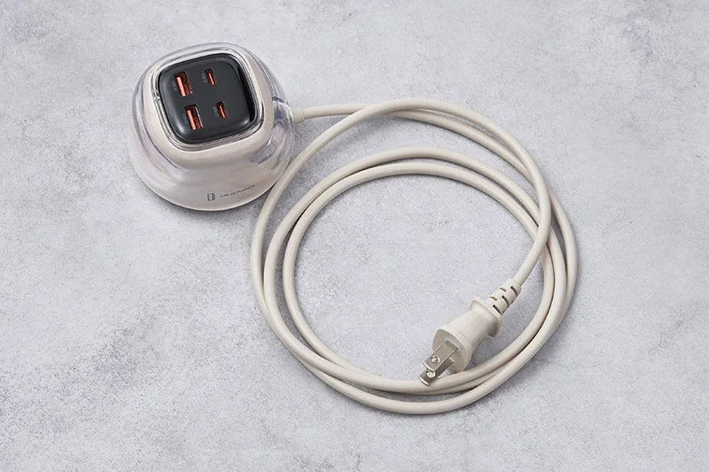 透明なケースに収められた丸いデザインの電源タップ